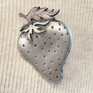 💎Metzke Signed Pewter Strawberry Brooch Pin 1970s Figural Fruit Costume Jewelry